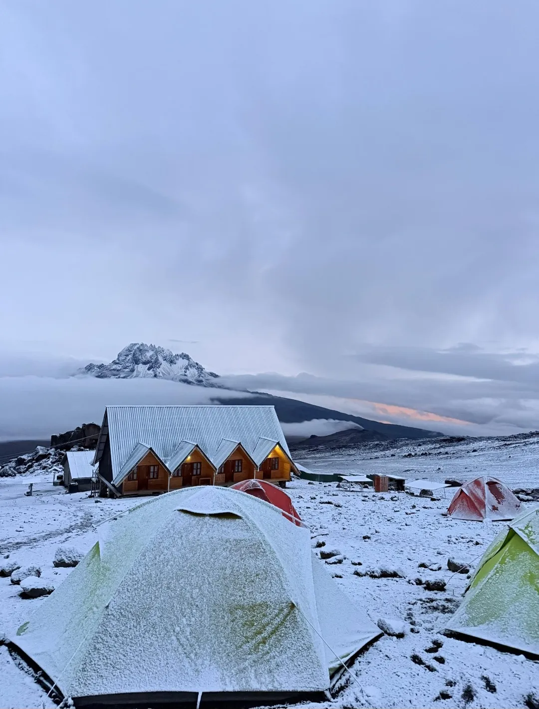 Kibo hut during the snow shower